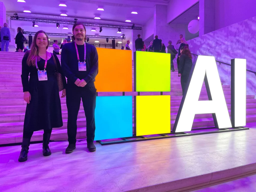Alvorationin tiimi AI tour kyltin edessä